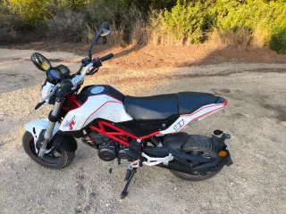 Benelli TNT 125 Naked Blanca y Roja