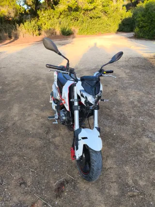 Benelli TNT 125 Naked Blanca y Roja