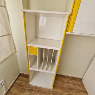 Mueble blanco y amarillo