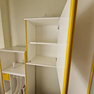 Mueble blanco y amarillo