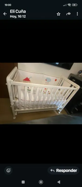 Cuna blanca con diseño de luna