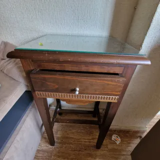 Mesita de madera con tapa de cristal