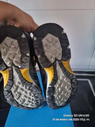 Botas todoterreno unisex negras y grises