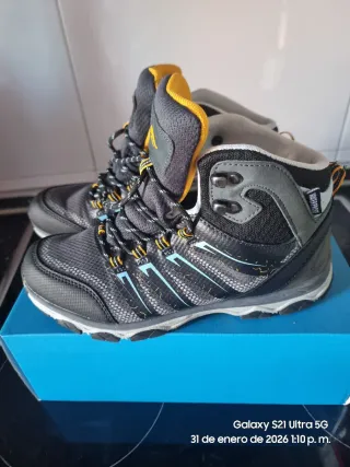 Botas todoterreno unisex negras y grises