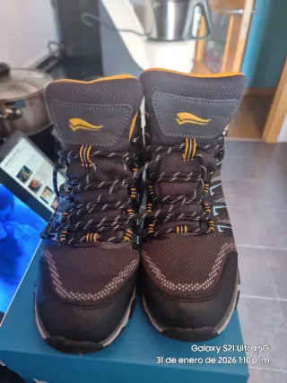 Botas todoterreno unisex negras y grises