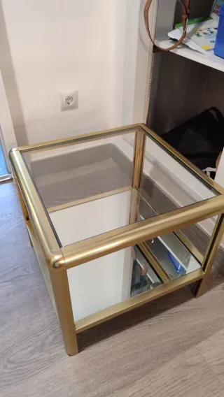 Mesa auxiliar cristal y metal dorado