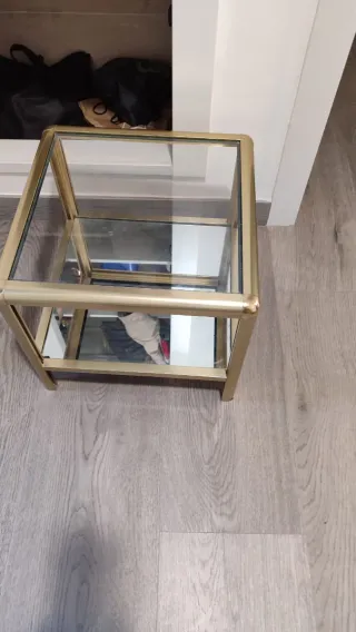 Mesa auxiliar cristal y metal dorado
