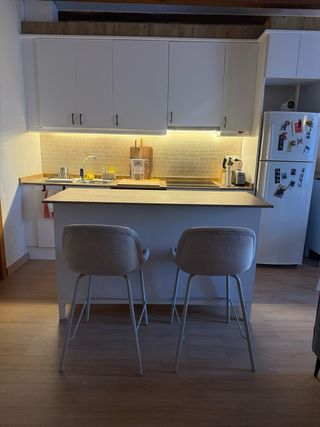 Isla de cocina blanca con encimera de madera