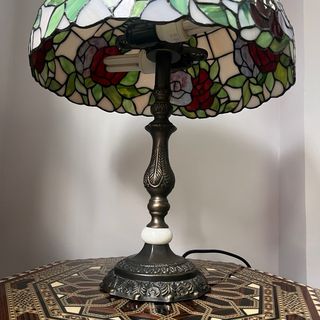 Lámpara estilo Tiffany con vidrieras florales