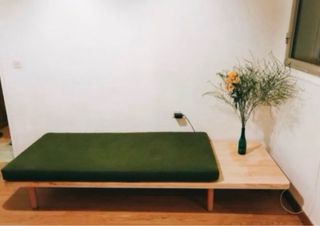 Banco-diván artesanal con mesa integrada