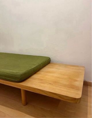 Banco-diván artesanal con mesa integrada