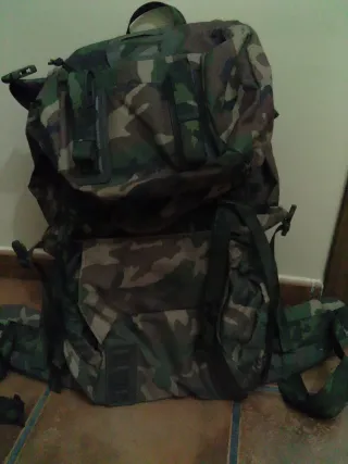 Mochila de campaña militar boscoso