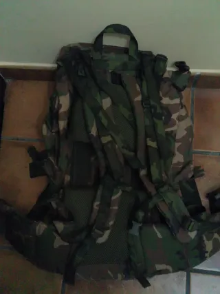 Mochila de campaña militar boscoso