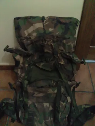 Mochila de campaña militar boscoso