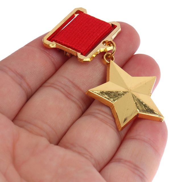 URSS  2 INSIGNIAS ESTRELLA DORADA CON CINTA ROJA