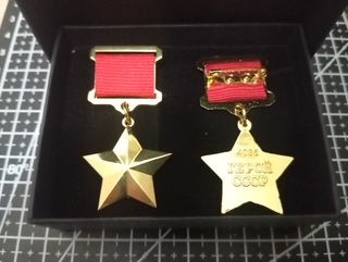 URSS 2 INSIGNIAS ESTRELLA DORADA CON CINTA ROJA