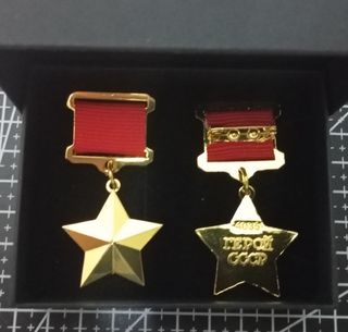 URSS 2 INSIGNIAS ESTRELLA DORADA CON CINTA ROJA
