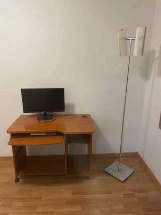 Mesa de escritorio madera. Con espacio para PC.