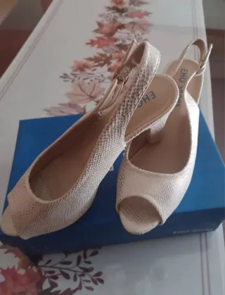 Zapatos beige de tacón