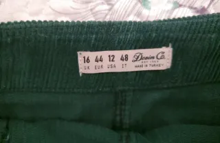 Minifalda de pana verde con cinturón