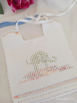 Bavaglini neonato ricamati a mano