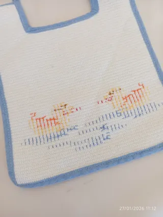 Bavaglini neonato ricamati a mano