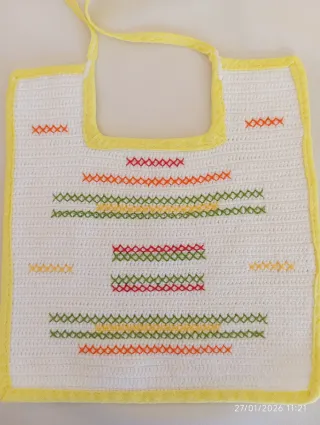 Bavaglini neonato ricamati a mano