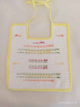 Bavaglini neonato ricamati a mano