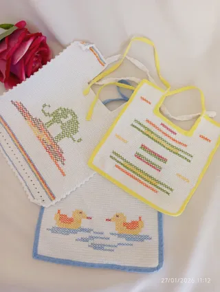 Bavaglini neonato ricamati a mano