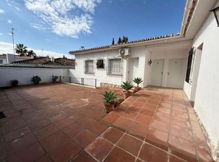 Edificio en alquiler en El Candado - El Palo en Málaga