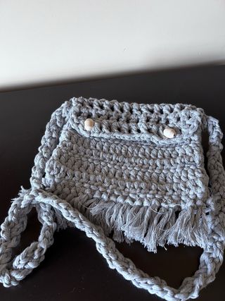 Bolso de ganchillo gris