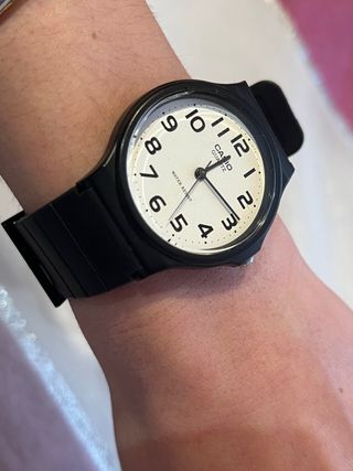 Reloj Casio Analógico Unisex Blanco y Negro