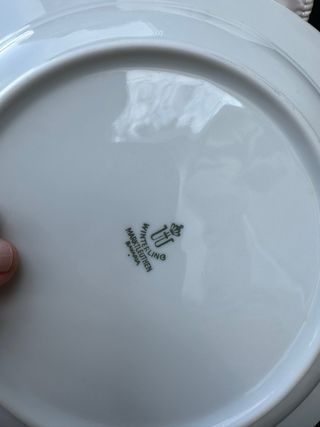 Platos hondos de porcelana con flores