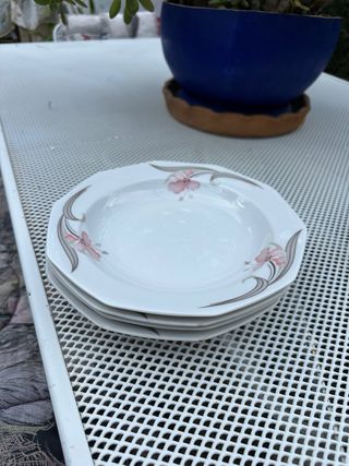 Platos hondos de porcelana con flores