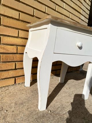 Mesita de noche blanca y madera