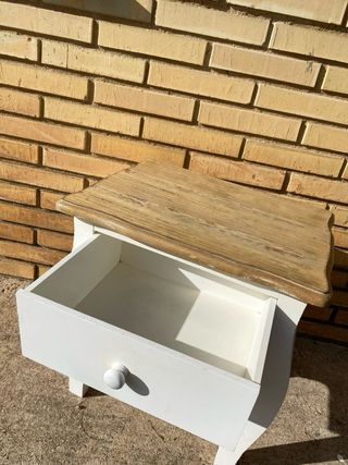 Mesita de noche blanca y madera