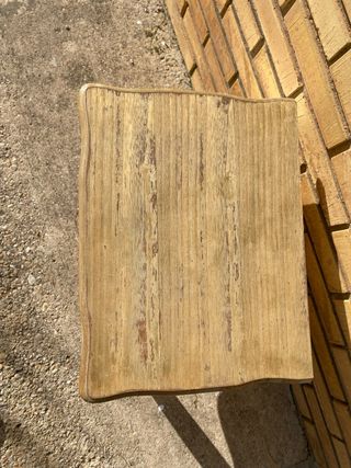 Mesita de noche blanca y madera