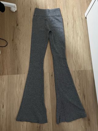 Pantalones grises flare con abertura