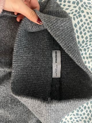 Pantalones grises flare con abertura