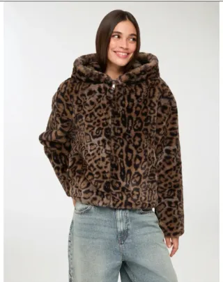 Chaqueta con capucha y estampado de leopardo