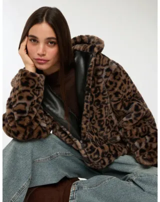 Chaqueta con capucha y estampado de leopardo