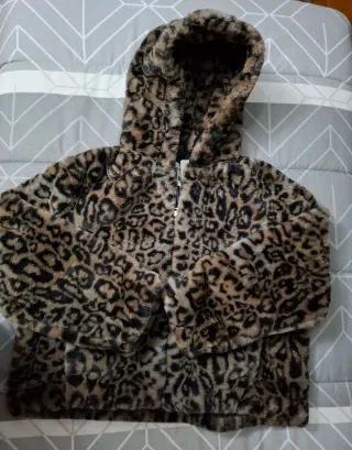 Chaqueta con capucha y estampado de leopardo
