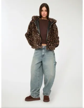 Chaqueta con capucha y estampado de leopardo