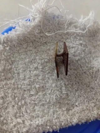 Spilla distintivo smaltata rossa