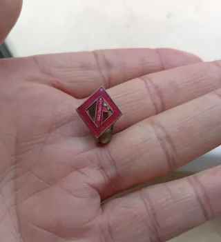 Spilla distintivo smaltata rossa