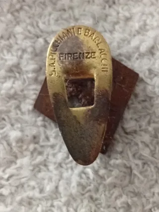 Spilla distintivo smaltata rossa