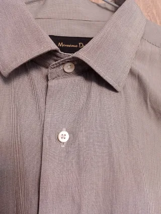 Camiseta gris con rayas finas