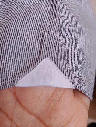 Camiseta gris con rayas finas