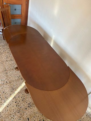 Mesa de comedor ovalada de madera