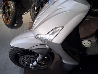 Piaggio Beverly 300S Maxi Scooter